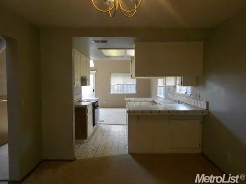568 W 4th St, Tracy, CA 95376 photo 4