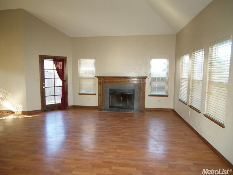 836 Nancy Dr, Ripon, CA 95366 photo 2