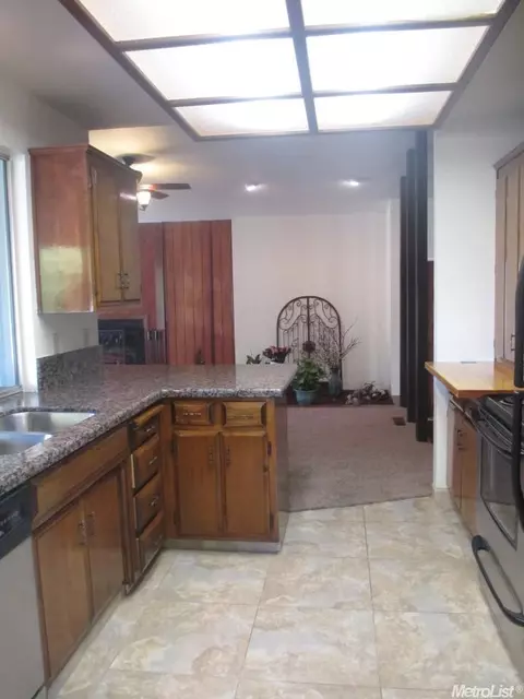 2721 E Orangeburg Ave, Modesto, CA 95355 photo 2
