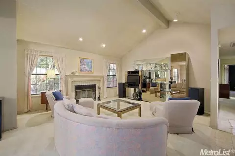 1061 Harrington Way, Carmichael, CA 95608 photo 3