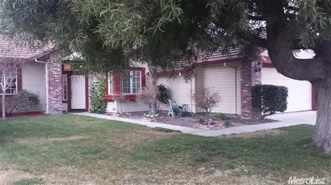 899 Willow Ave, Manteca, CA 95337 photo 2