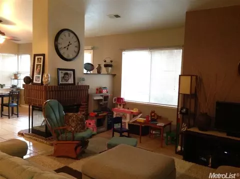 990 Colmore Ct, Galt, CA 95632 photo 3