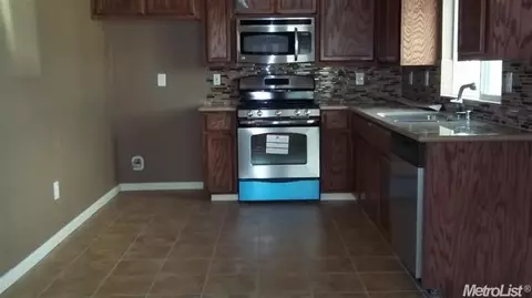 1050 E 22nd St, Merced, CA 95340 photo 2