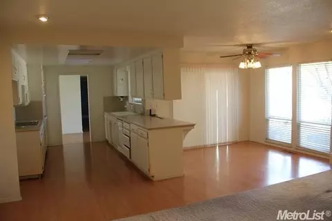 1113 Salisbury Ln, Modesto, CA 95350 photo 2
