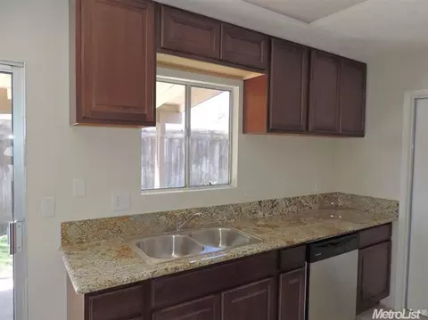 1421 Prospect Ln, Modesto, CA 95355 photo 3