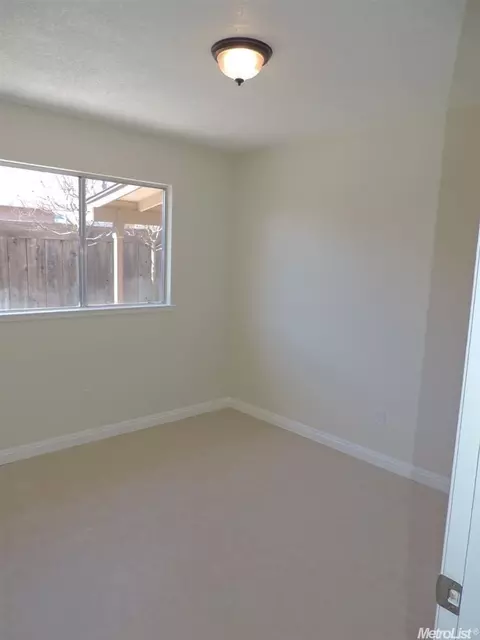 1421 Prospect Ln, Modesto, CA 95355 photo 8