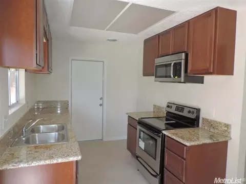 1421 Prospect Ln, Modesto, CA 95355 photo 2