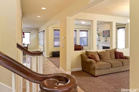 925 Cougar Ct, Rocklin, CA 95765 photo 2
