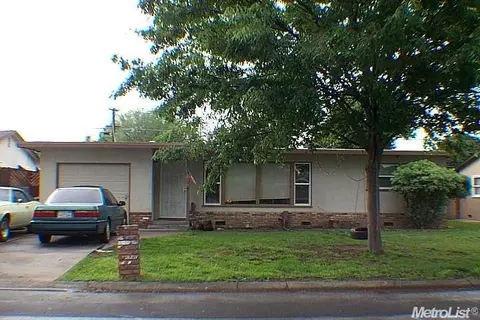 1018 Badgley Dr, Modesto, CA 95350 photo 1