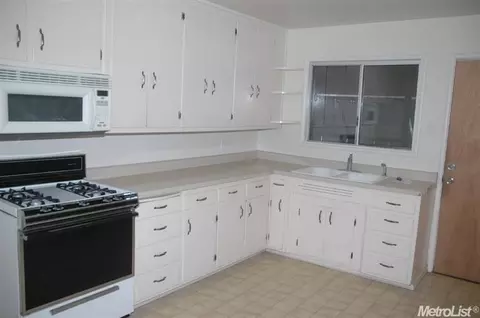 2304 Viola St, Modesto, CA 95354 photo 2