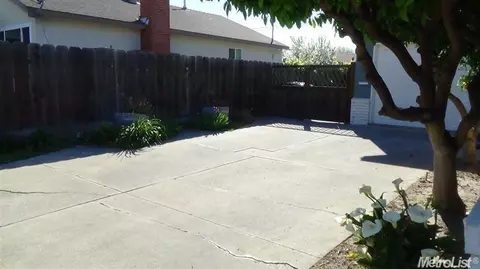 325 Roosevelt Ave, Manteca, CA 95336 photo 2