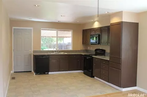 2404 Apache Ln, Modesto, CA 95350 photo 5