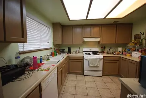 829 Champagne Ln, Modesto, CA 95351 photo 9