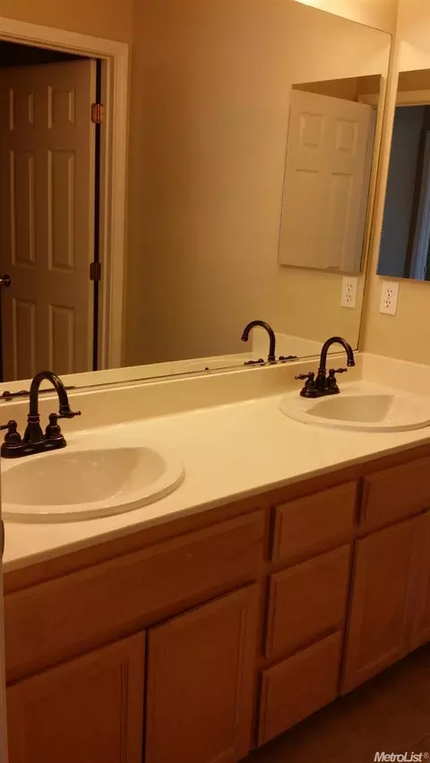 2268 Golden Leaf Ln, Tracy, CA 95377 photo 2