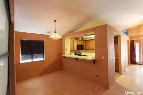 1609 Brookshire Ct, Modesto, CA 95358 photo 3