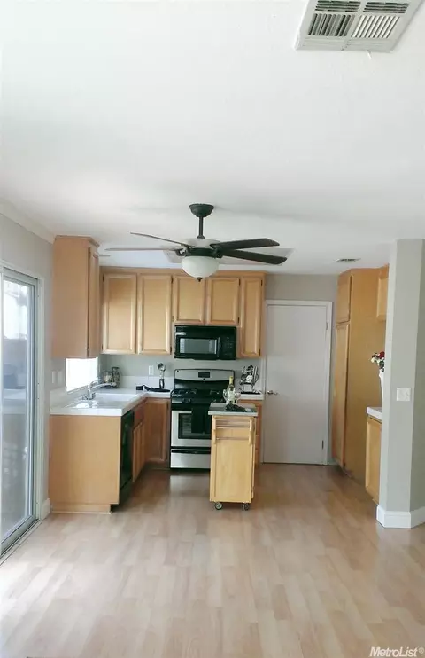 845 Shelborne Dr, Tracy, CA 95377 photo 2