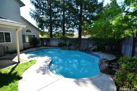 9434 Soaring Oaks Dr, Elk Grove, CA 95758 photo 4