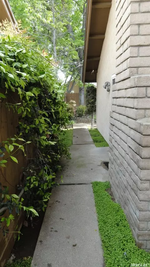 512 Phoenix Ave, Modesto, CA 95354 photo 2