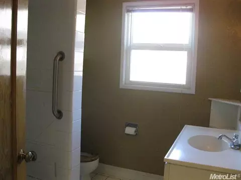 661 N N Cres, Lodi, CA 95240 photo 7