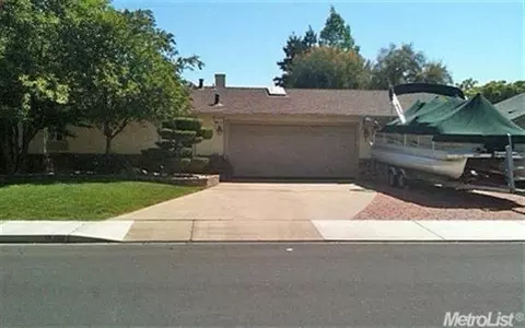 3632 Colonial Dr, Modesto, CA 95356 photo 2