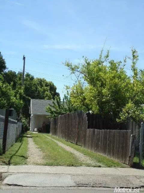 242 E Vine St, Lodi, CA 95240 photo 2