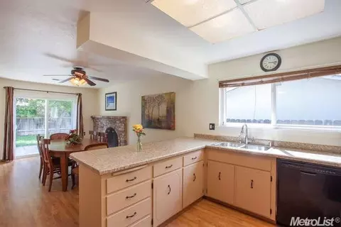2798 Belmont Dr, Davis, CA 95618 photo 4