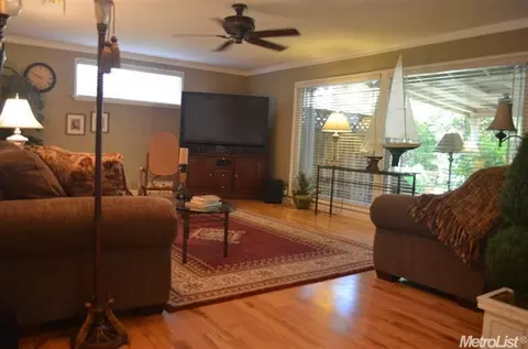 1027 Wellesley Ave, Modesto, CA 95350 photo 2