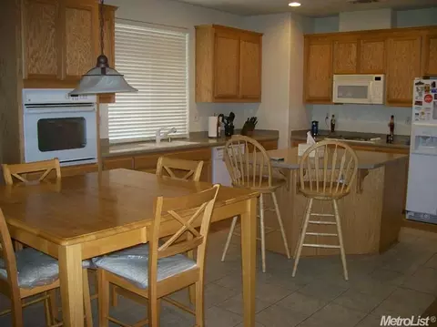 717 Yellowstone Ct, Tracy, CA 95377 photo 4