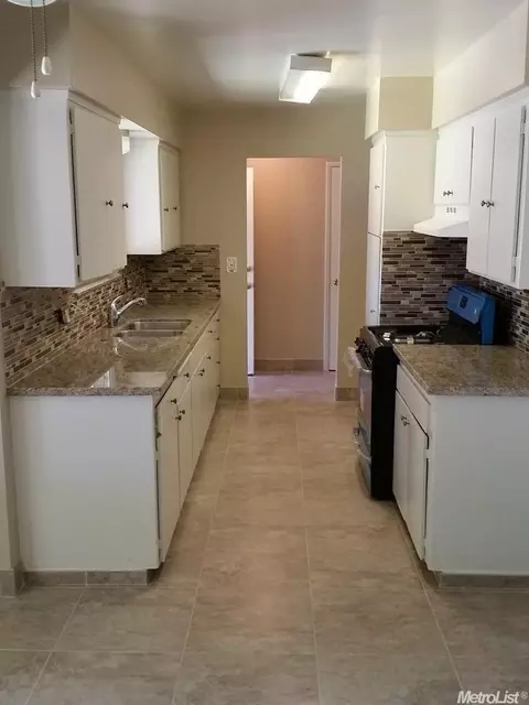 608 Lenore Dr, Modesto, CA 95351 photo 2
