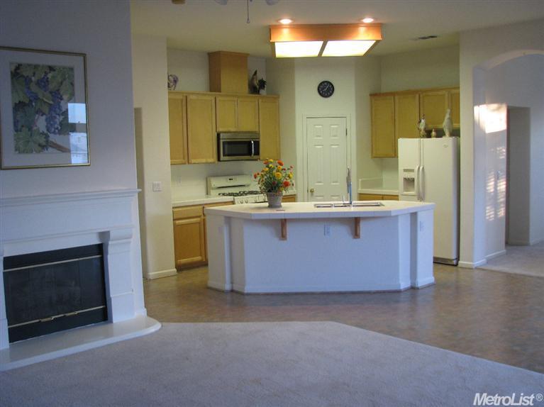 2072 Brennan Ln, Manteca, CA 95337 photo 2