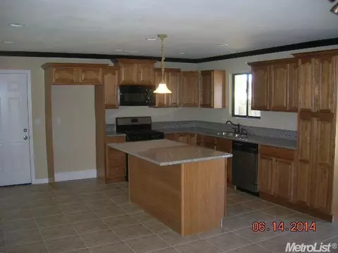 325 N Walnut Ave, Manteca, CA 95337 photo 2