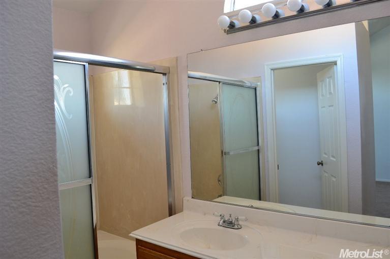 410 Gonzalez St, Tracy, CA 95376 photo 2