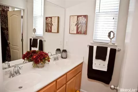 1633 Topiary Dr, Manteca, CA 95337 photo 2