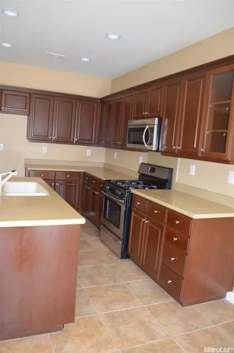 172 Warren Ave, Lathrop, CA 95330 photo 2