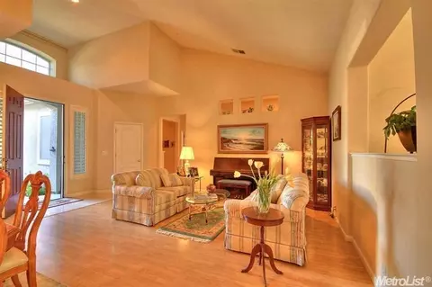 5732 Delbrook Ln, Carmichael, CA 95608 photo 4