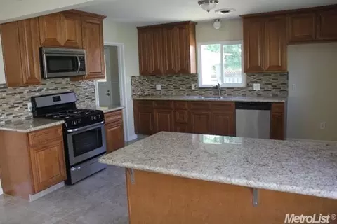 807 Pine St, Manteca, CA 95336 photo 2