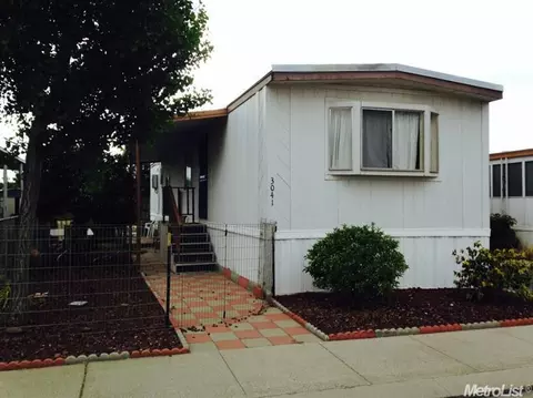 3041 Holiday Ln, Modesto, CA 95350 photo 2