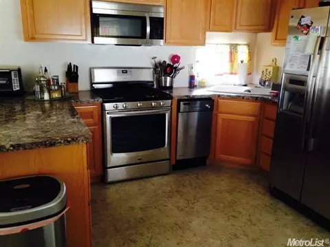 3041 Holiday Ln, Modesto, CA 95350 photo 3