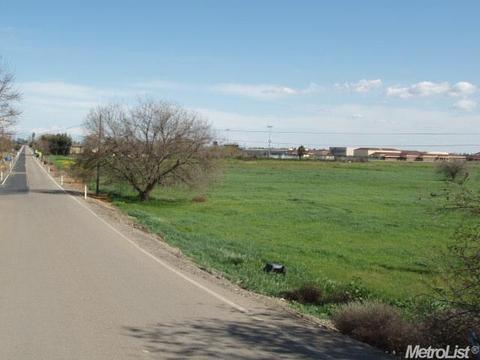 835 Dos Reis Rd, Lathrop, CA 95330 photo 4
