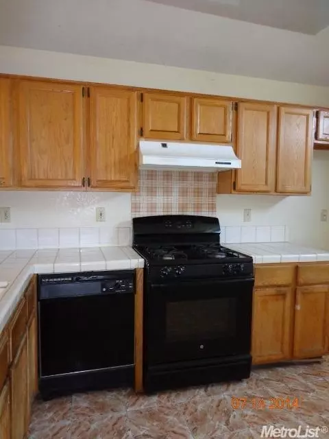 1020 Fall River Dr, Modesto, CA 95351 photo 2