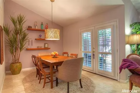 8907 Cliffside Ln, Fair Oaks, CA 95628 photo 4