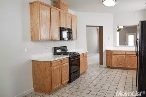 1070 Meadowbrook Dr, Manteca, CA 95336 photo 3