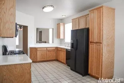 1070 Meadowbrook Dr, Manteca, CA 95336 photo 2