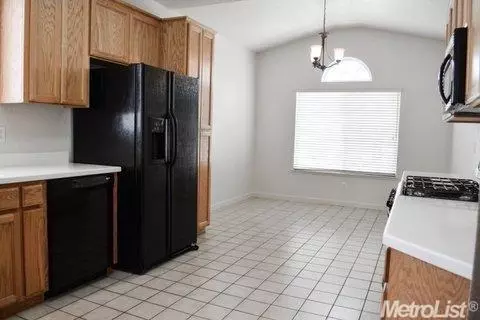 1070 Meadowbrook Dr, Manteca, CA 95336 photo 4