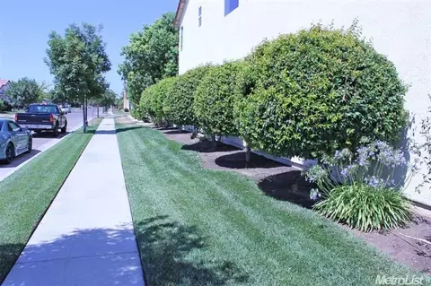 1357 Thoroughbred St, Patterson, CA 95363 photo 2