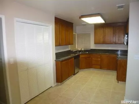 717 Lawn Ct, Tracy, CA 95376 photo 2