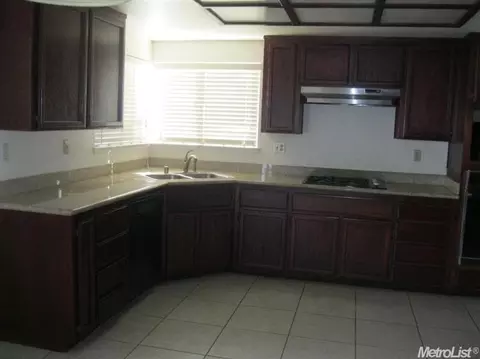 1695 Parkside Dr, Tracy, CA 95376 photo 2