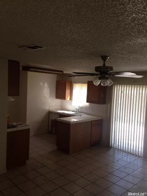 976 Saint Cyr Ct, Manteca, CA 95337 photo 2