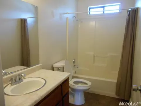1111 E Kennedy St, Madera, CA 93638 photo 9