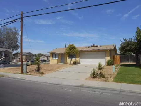 1111 E Kennedy St, Madera, CA 93638 photo 3